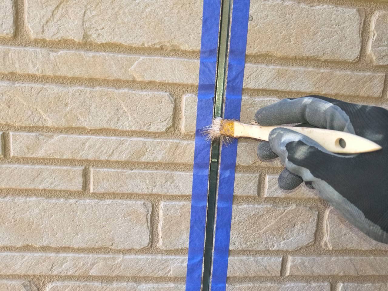 外壁の継ぎ目にプライマーを塗布